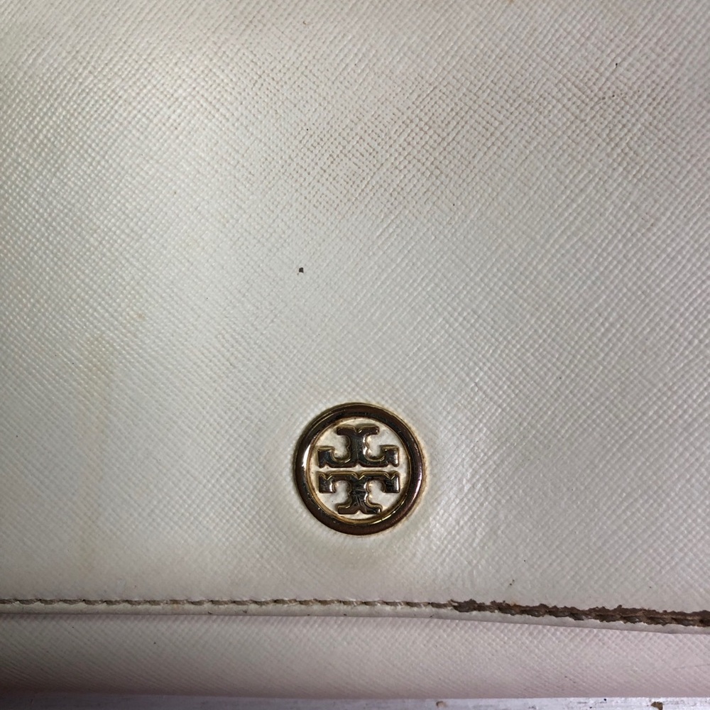 Tory Burch Robinson Cream Saffiano Leather Wallet On A Chain with Gold Logo - Picture 12 of 14